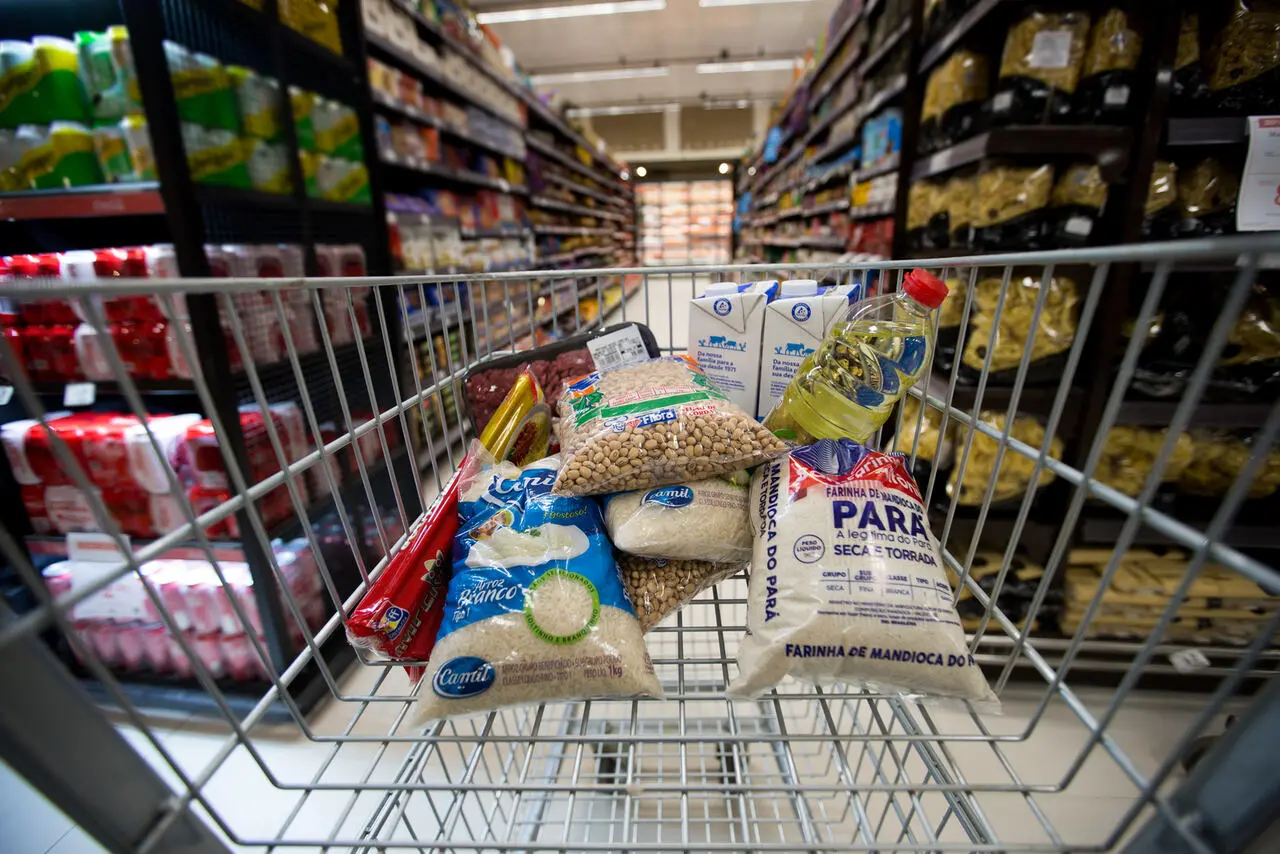 foto de carrinho de supermercado com alimentos