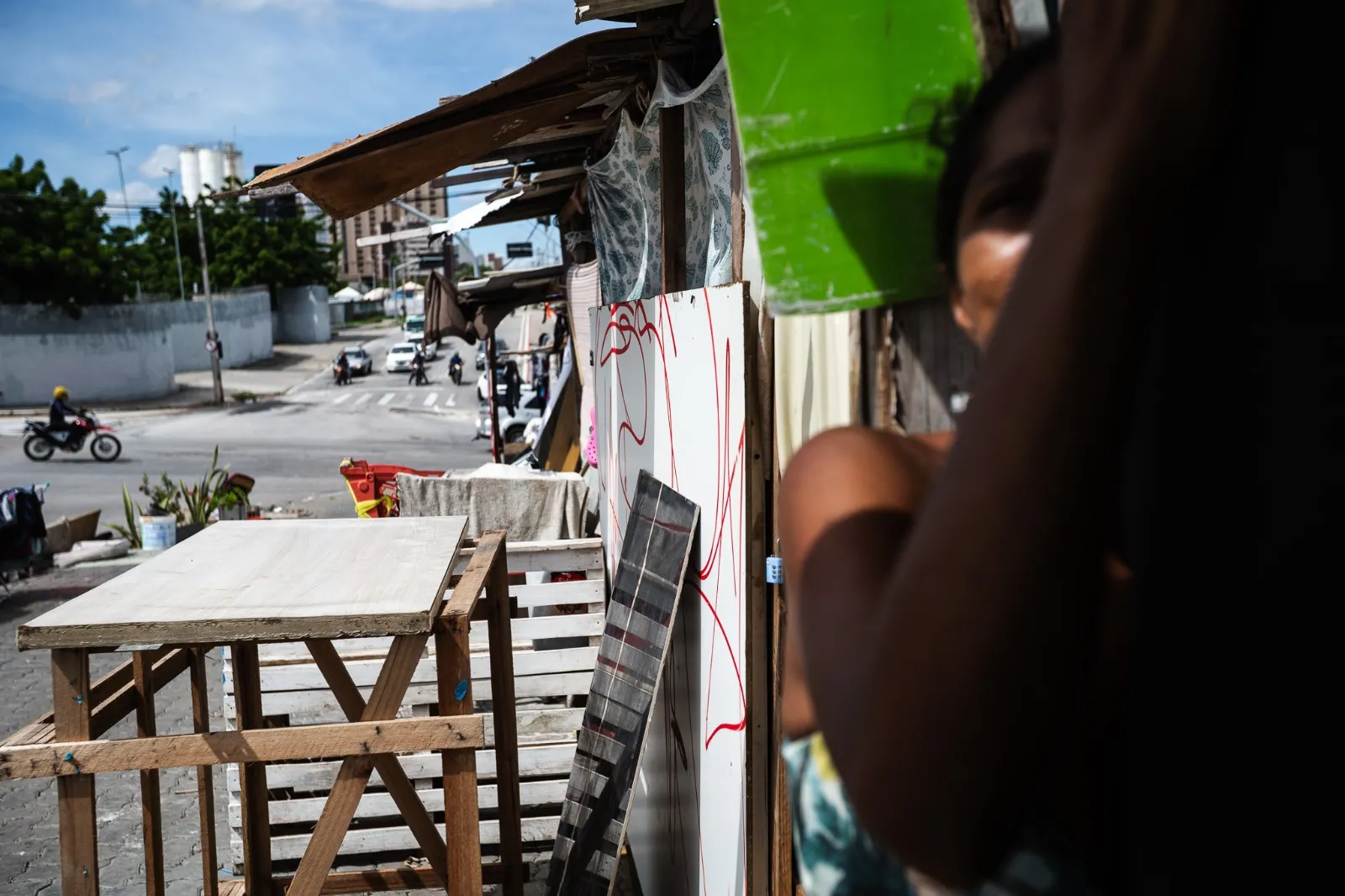 Dezenas de barracos se espalham pela calçada em esquina de avenidas movimentadas do bairro Papicu