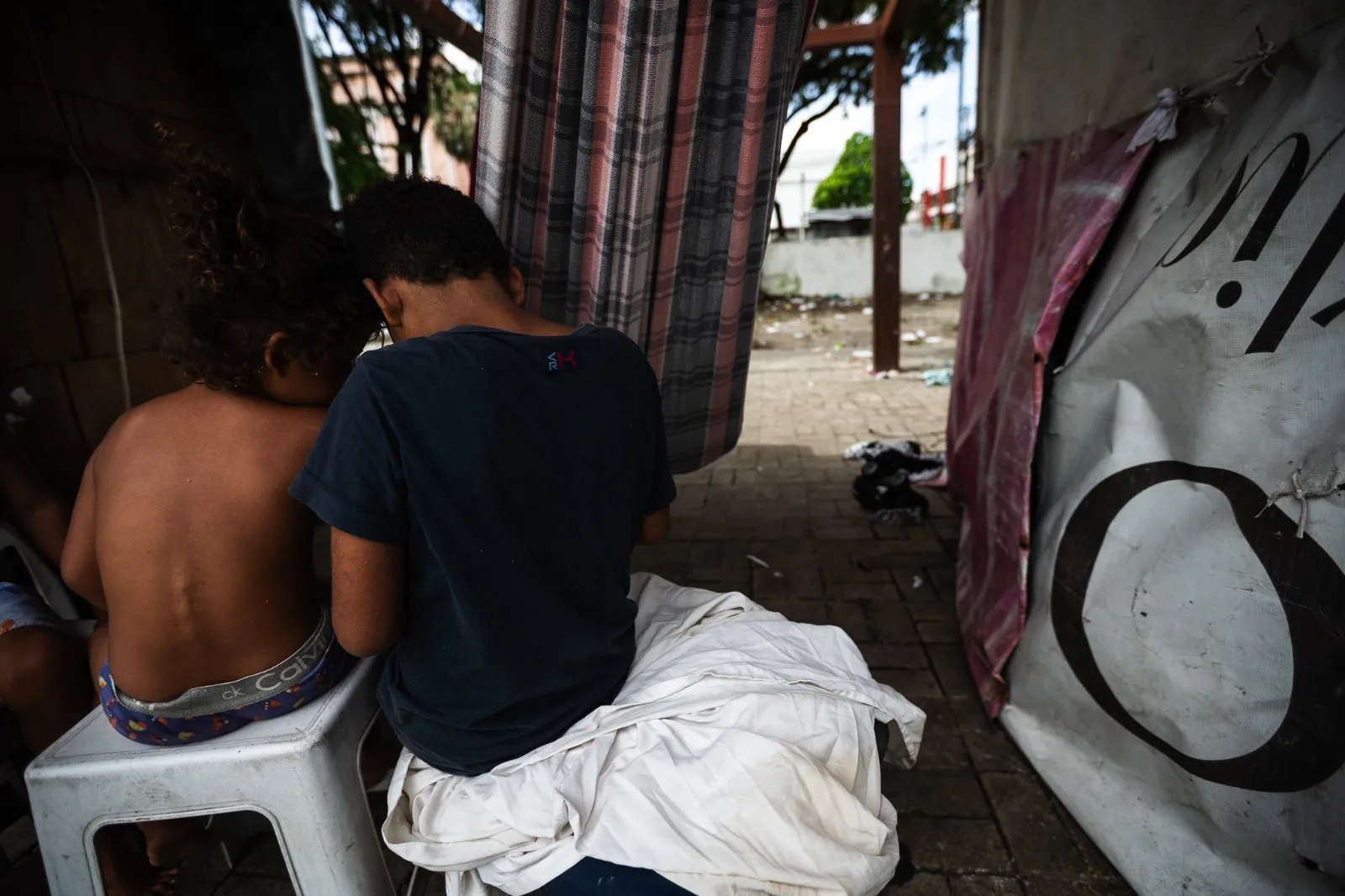 Filhos de Josivan, de 4 e 9 anos, convivem com ambiente de insalubridade agravada pelas chuvas