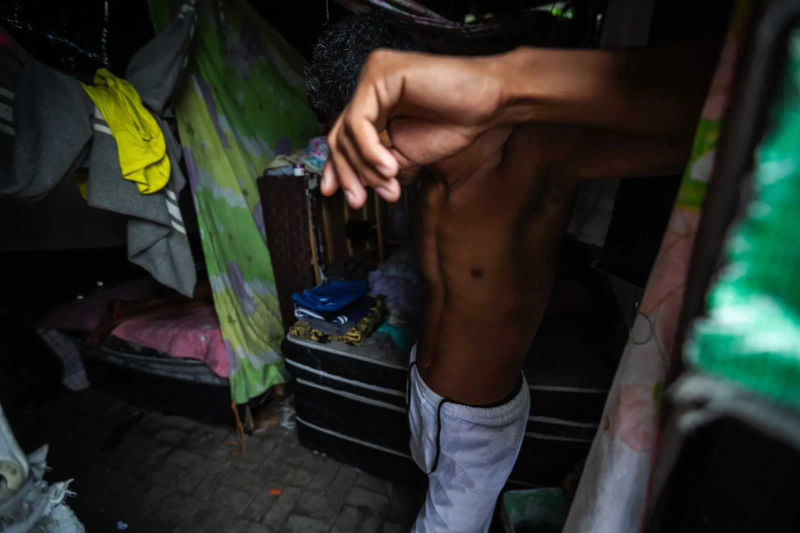 Em um cubículo cercado por lona, na Praça da Bandeira, no Centro de Fortaleza, moram Josivan, os três filhos e um casal de amigos