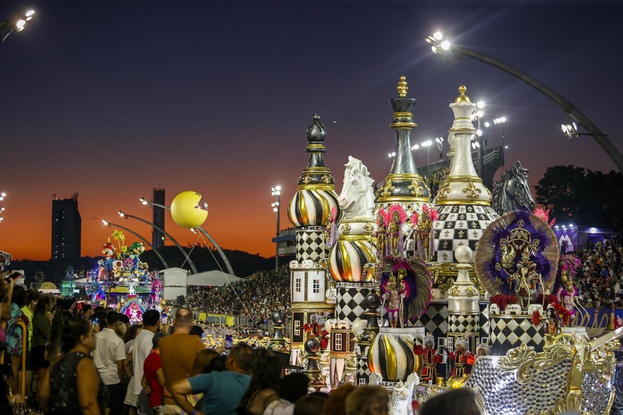 Imagem do desfile de uma escola de samba de São Paulo