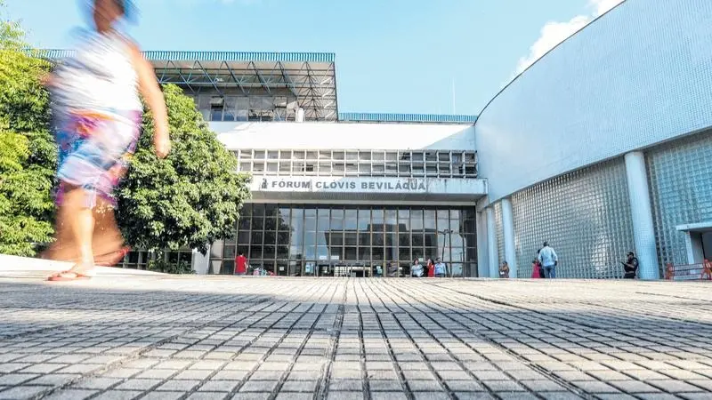 A mulher está em prisão domiciliar, sob monitoramento eletrônico, e terá a flexibilização de deixar e pegar a filha na escola