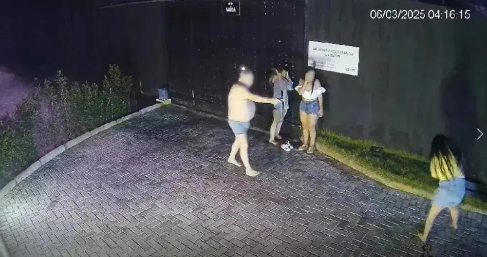 Captura de tela de vídeo de câmera de segurança que mostra ex-vereador só de cueca atirando contra mulher dentro de motel em Pernambuco