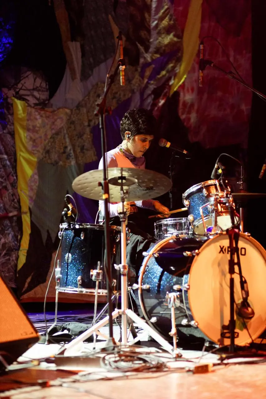 Multi-instrumentista e cantora, Ayla Lemos reforça a importância da união das mulheres na música como rede de apoio pessoal e profissional