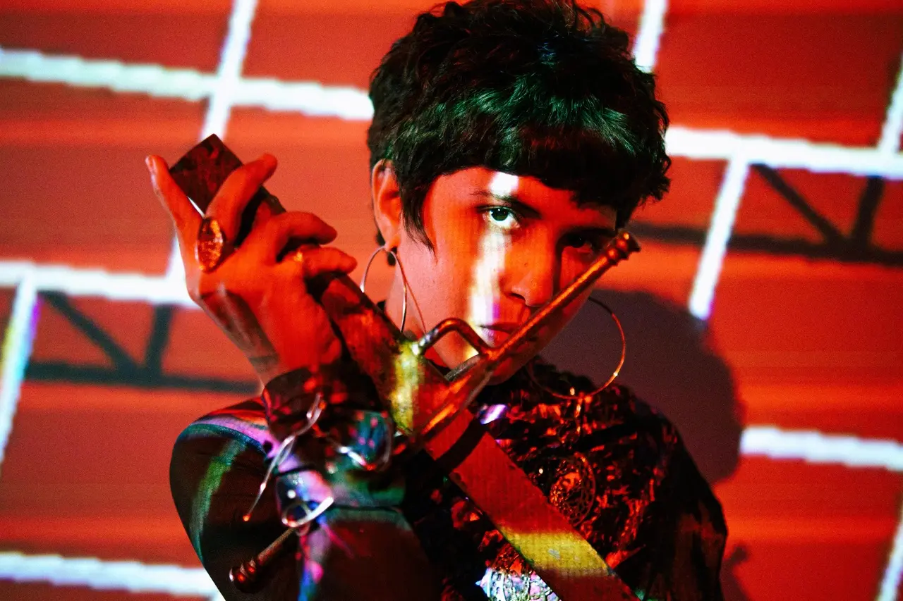 Ayla Lemos comanda projeto autoral Leves Passos, além atuar na banda Maquinas, no trio Casa Mutante, no projeto Roda das Minas e toca como baterista freelancer em diversos outros grupos da cidade