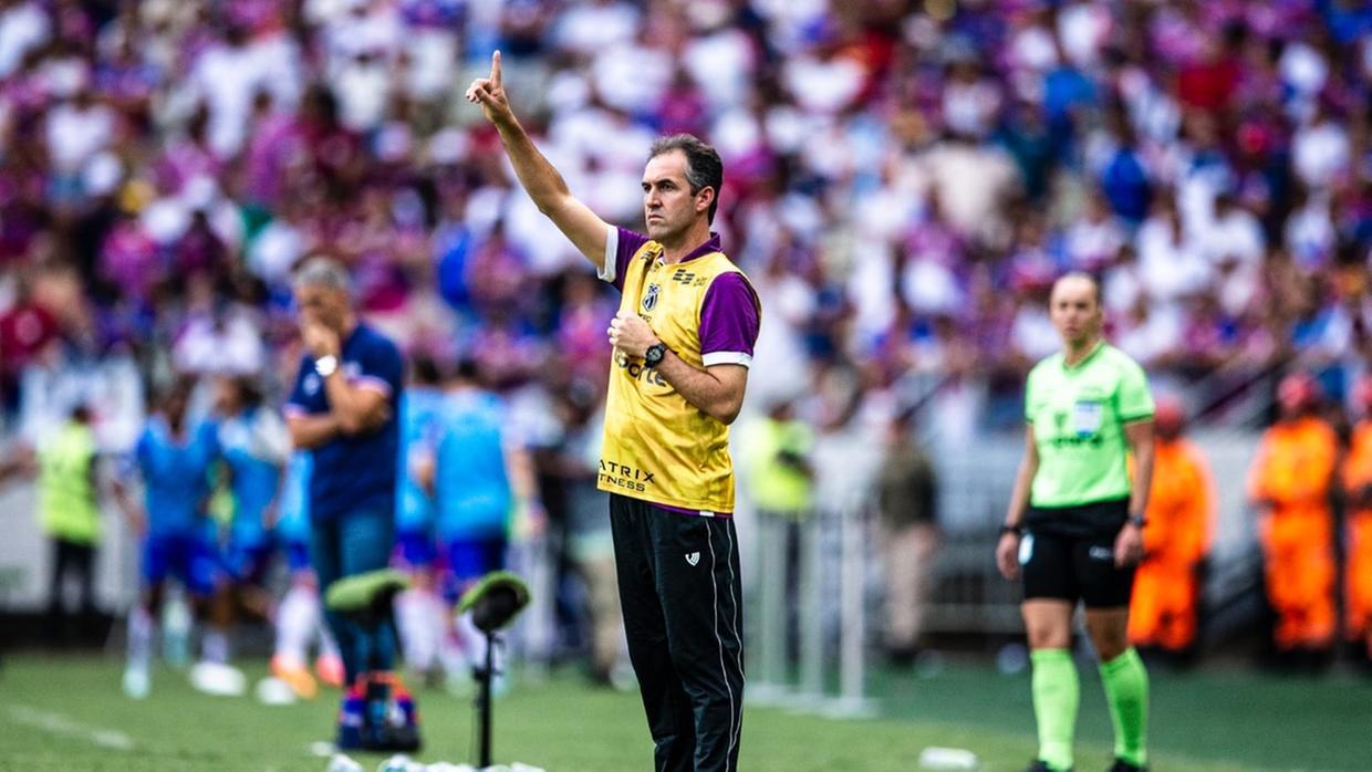 Foto de Léo Condé em duelo contra o Fortaleza