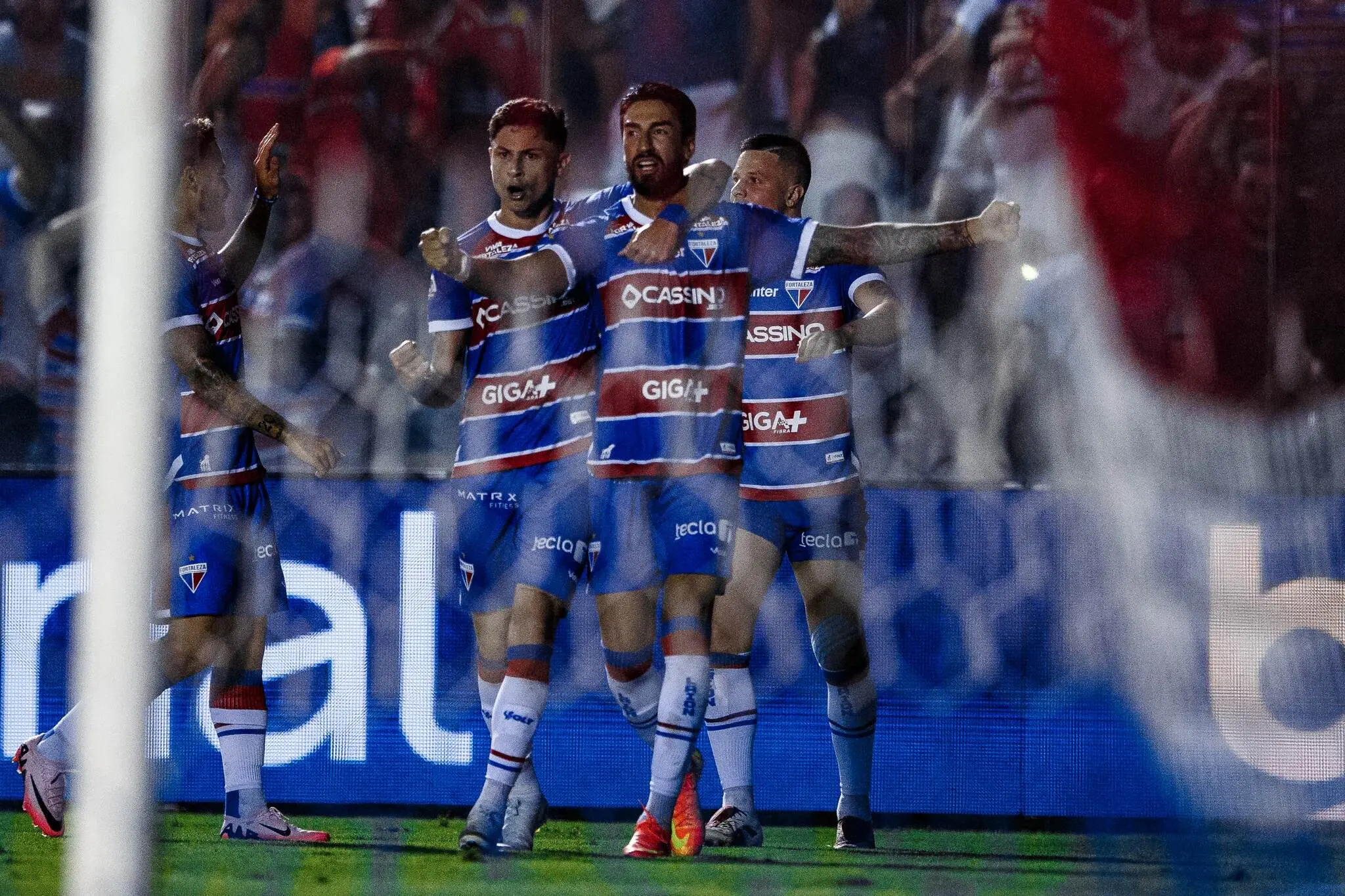 Foto de Lucero comemorando o gol da vitória no estádio Presidente Vargas.