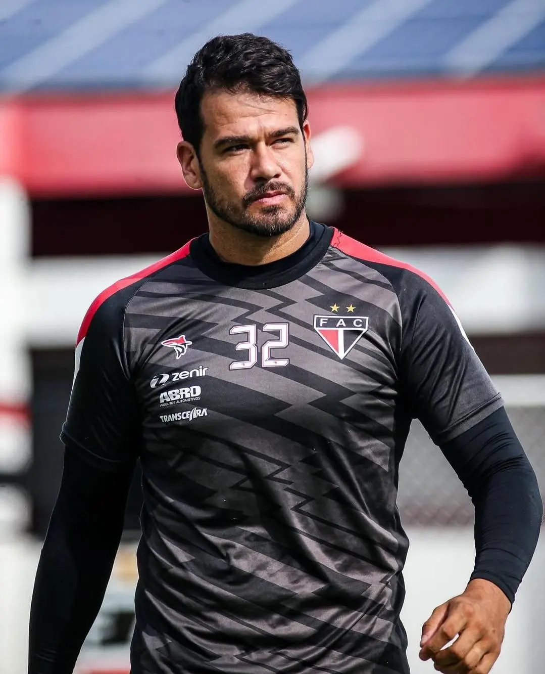 Foto de Matheus Cavichioli, goleiro do Ferroviário, em jogo contra o Fortaleza no estádio Presidente Vargas.