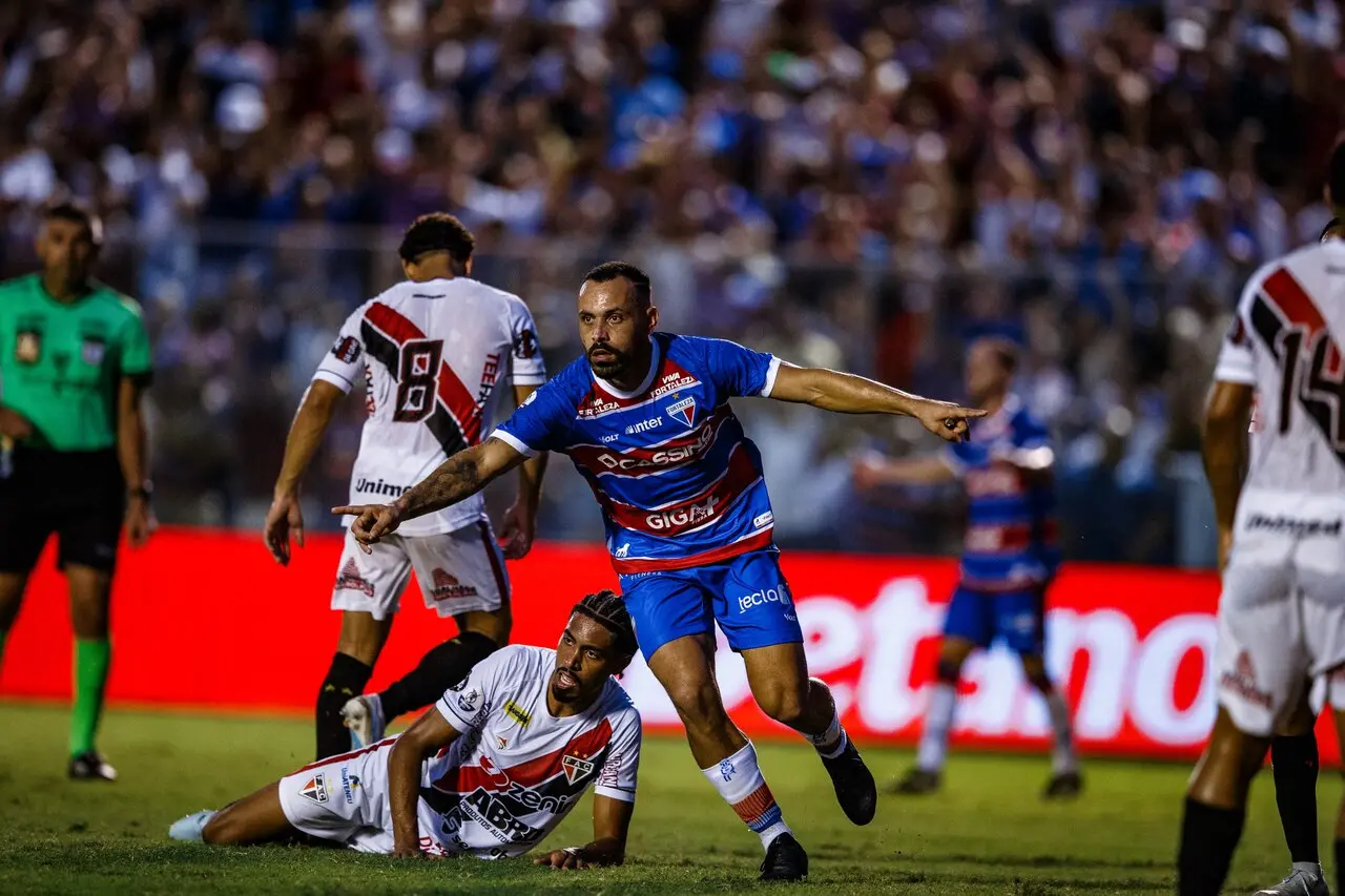 Atletas de Fortaleza e Ferroviário disputam bola