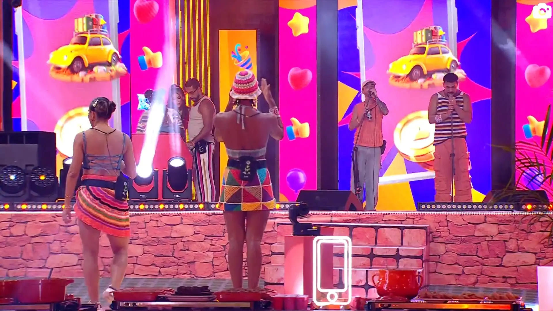 Vinícius em momento de diversão com outros brothers na festa