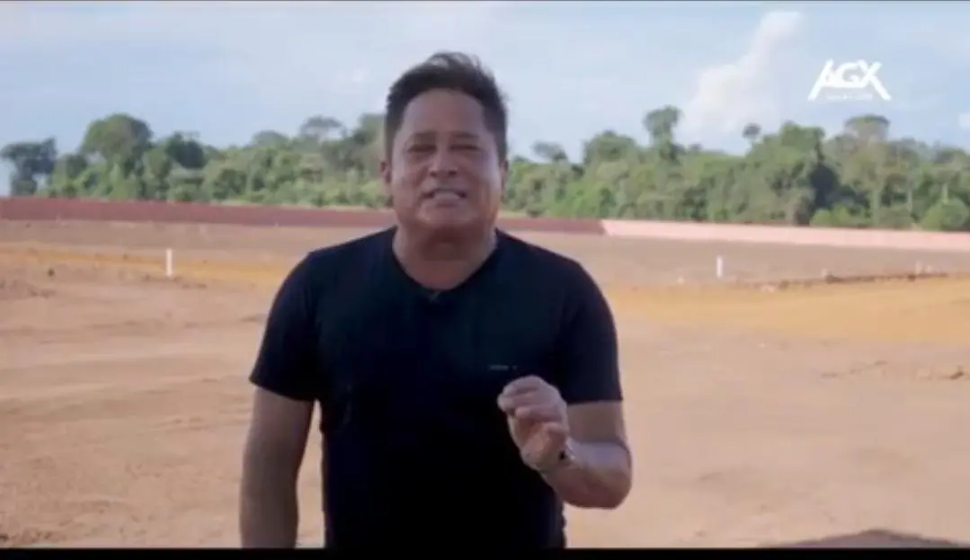 Cantor aparece em peça publicitária falando sobre oportunidade de venda