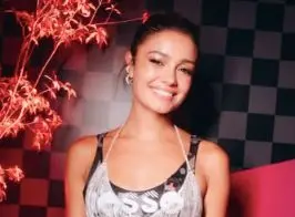 Ela apareceu acompanhada da mãe no desfile das escolas de samba campeãs 