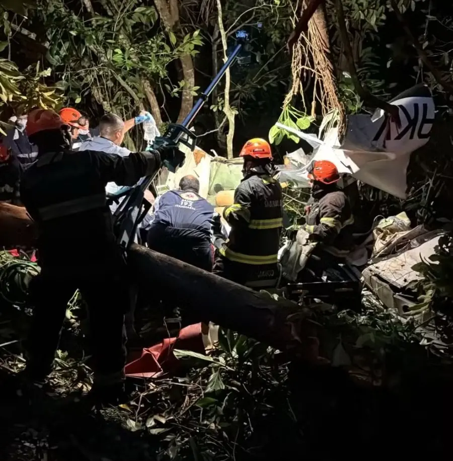 Bombeiros resgatam vítimas de queda de avião