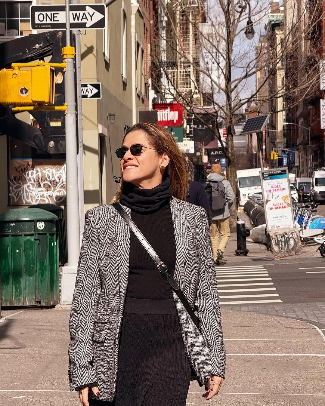 ingrid guimarães andando em rua de nova york