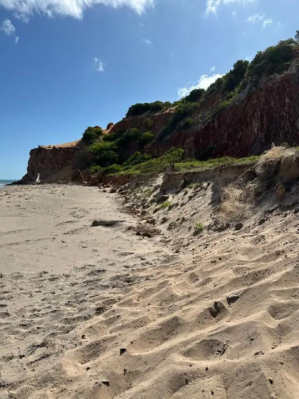 Praia de Ponta Grossa, em Icapuí, erodida pela maré
