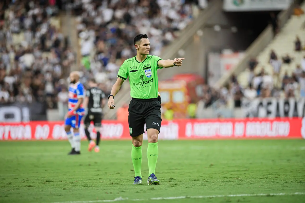 Árbitro Fifa Matheus Candançan