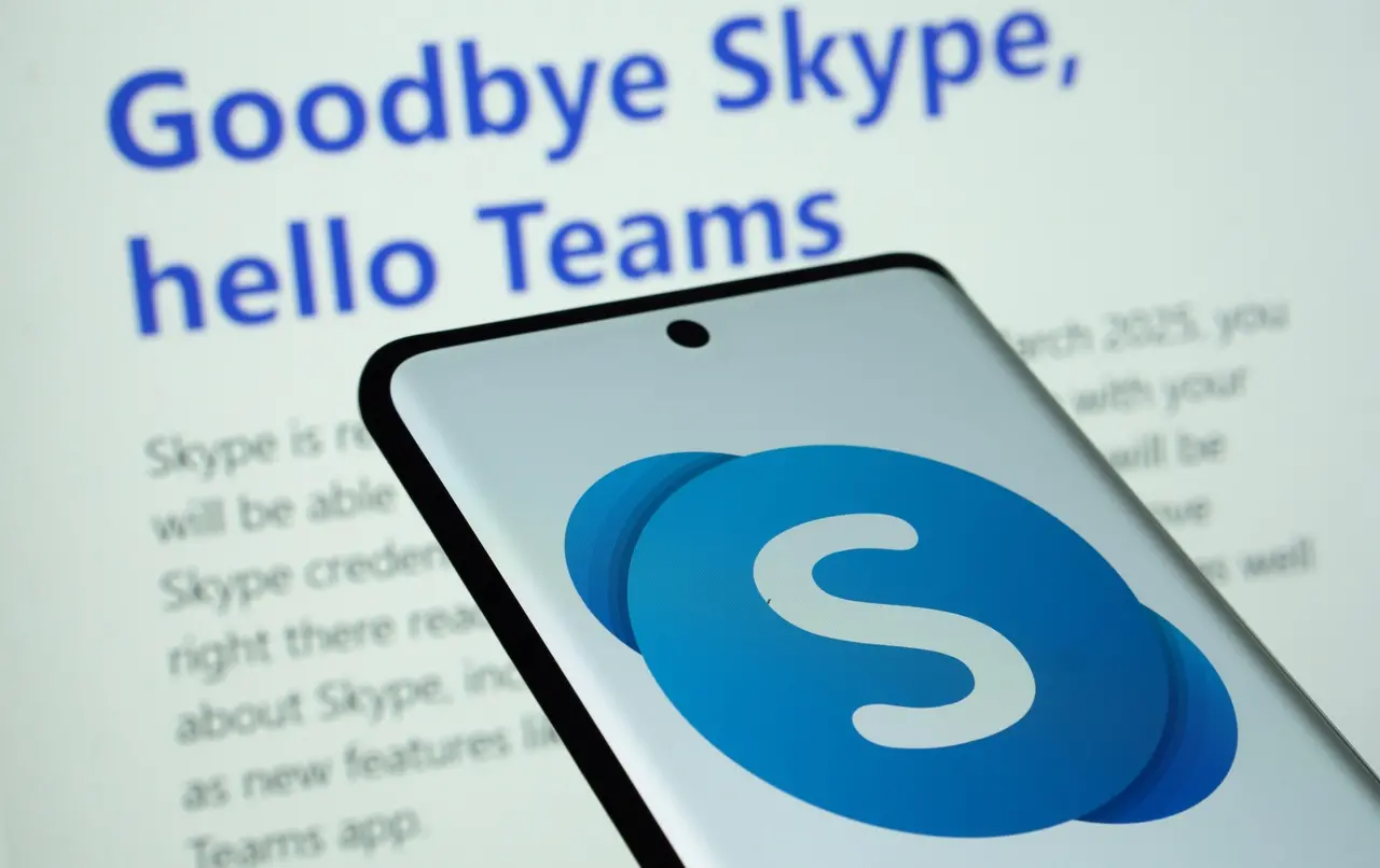 Imagem mostrando o logotipo do Skype em primeiro plano, com uma tela ao fundo destacando a transição do Skype para o Microsoft Teams.
