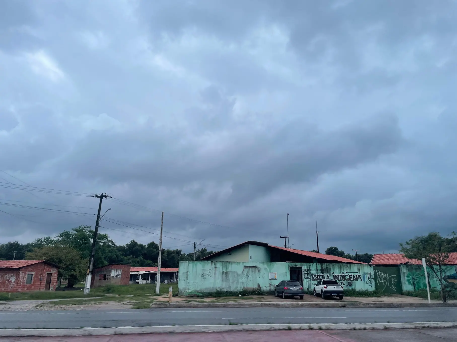 Céu nublado e chuva em Caucaia, na Região Metropolitana de Fortaleza, sobre Escola Indígena da Ponte