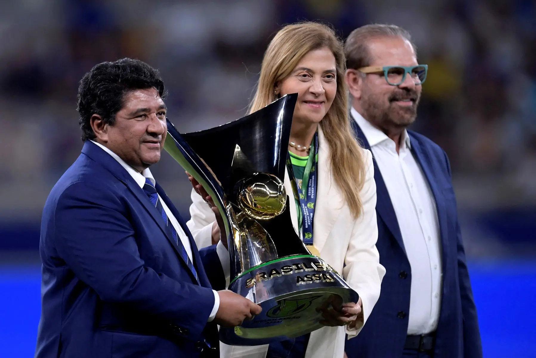 Foto de Leila Pereira, presidente do Palmeiras, e Ednaldo Rodrigues, presidente da CBF com o troféu do Brasileirão.