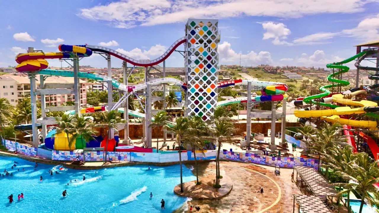 Montanha-russa aquática Surreal, do Beach Park