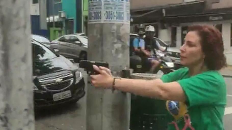 Imagem da deputada Carla Zambelli apontando arma de fogo para homem em São Paulo para ilustrar matéria sobre seu julgamento no STF