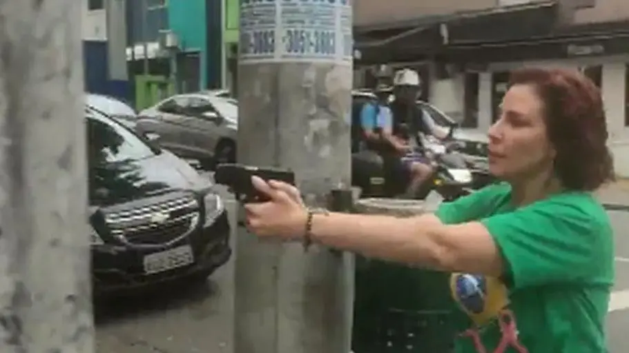 Imagem da deputada Carla Zambelli apontando arma de fogo para homem em São Paulo para ilustrar matéria sobre seu julgamento no STF