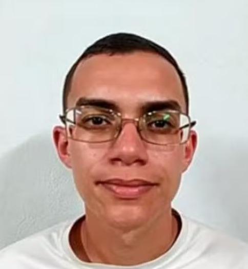 Vinícius Neres, assassino de Louise, estudante da UnB, é um homem branco e de cabelo ralo preto. Na foto, ele usa óculos de grau