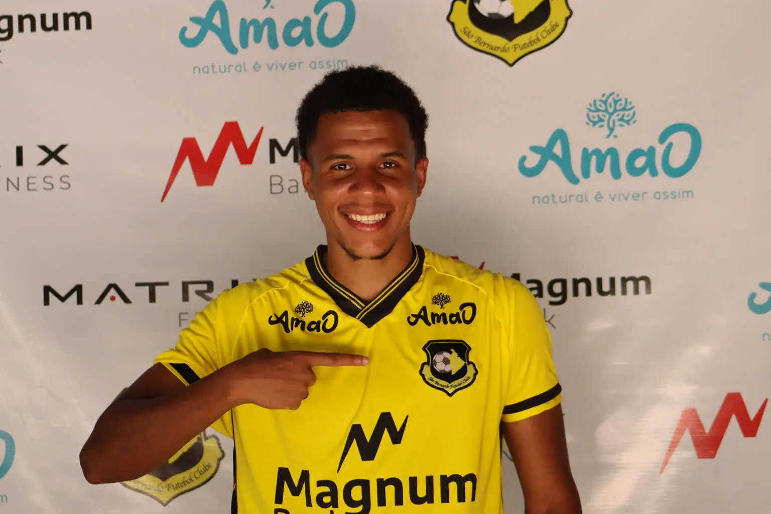 Lucas Lima com a camisa do São Bernardo