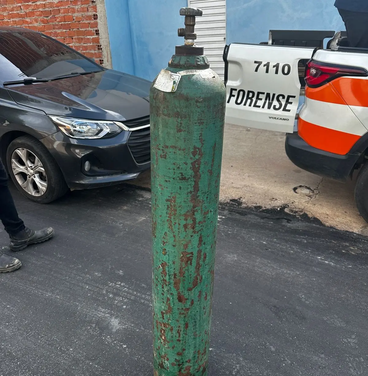 foto do cilindro adulterado com óleo a diesel usado pelo suspeito