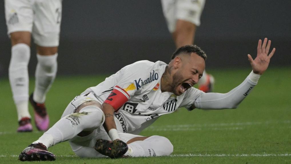 Com lesão na coxa, Neymar se reapresenta e inicia tratamento no Santos - Jogada - Diário do Nordeste