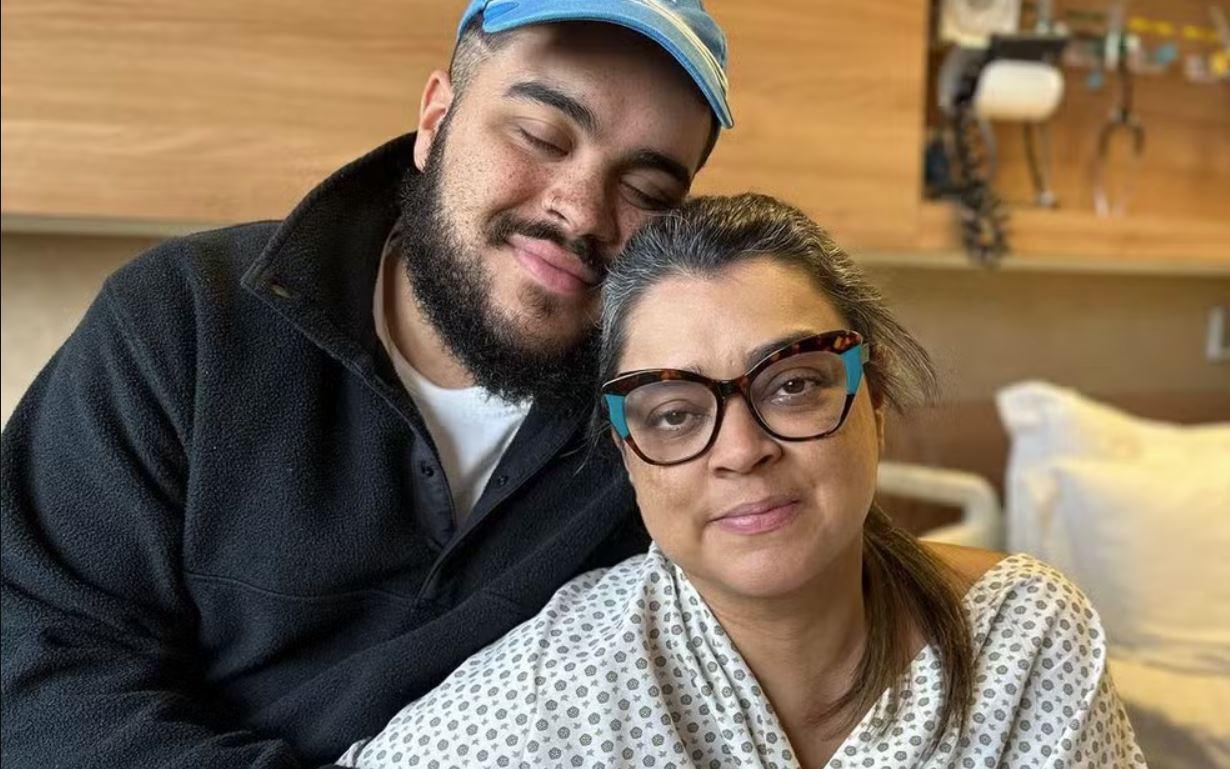 Preta Gil e o filho, Francisco Gil, em hospital