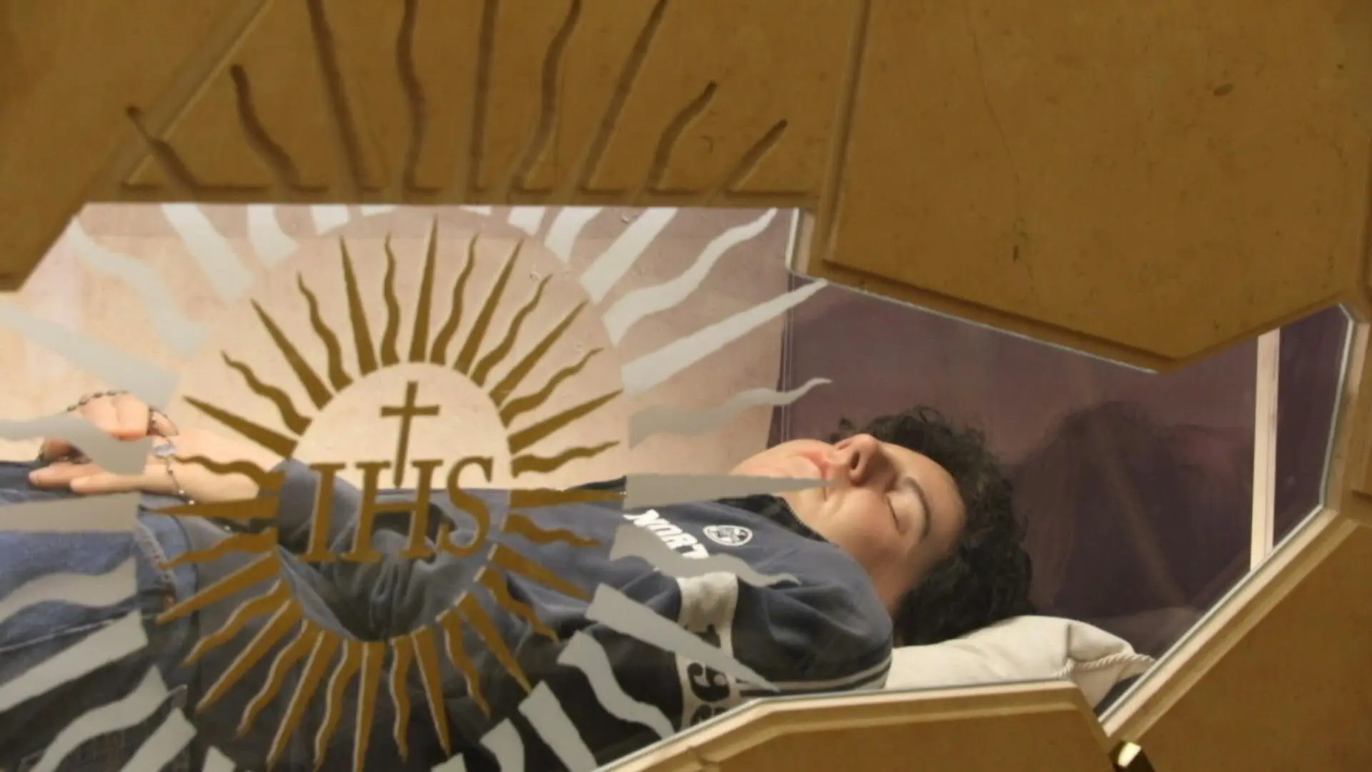 Foto do corpo do beato Carlo Acutis em preservação na Itália