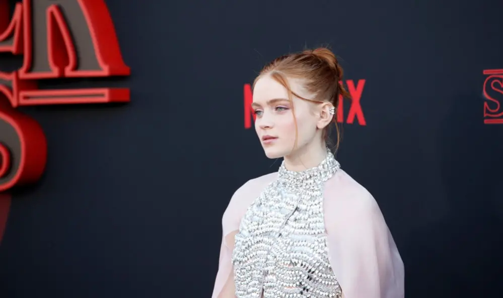 Foto da atriz Sadie Sink, uma jovem branca e ruiva, em premiação da série Stranger Things para matéria sobre especuluações dela ser a próxima Mary Jane