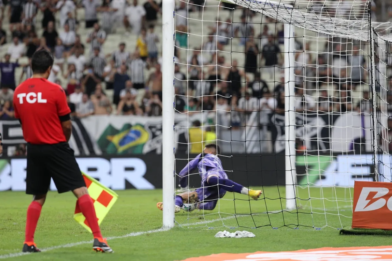 Bruno Ferreira pegou dois pênaltis e classificou o Vozão