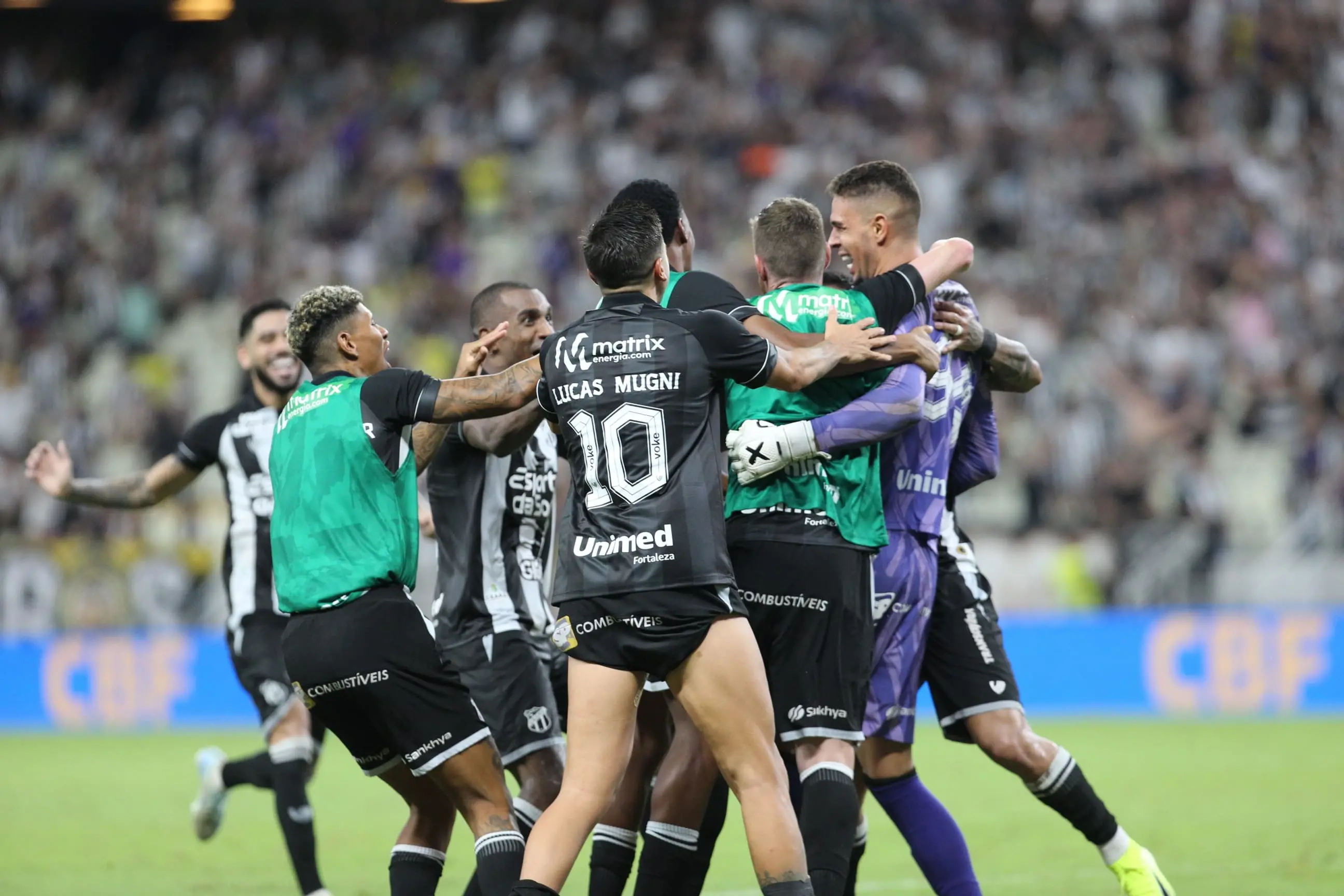 Elenco do Ceará comemora gol