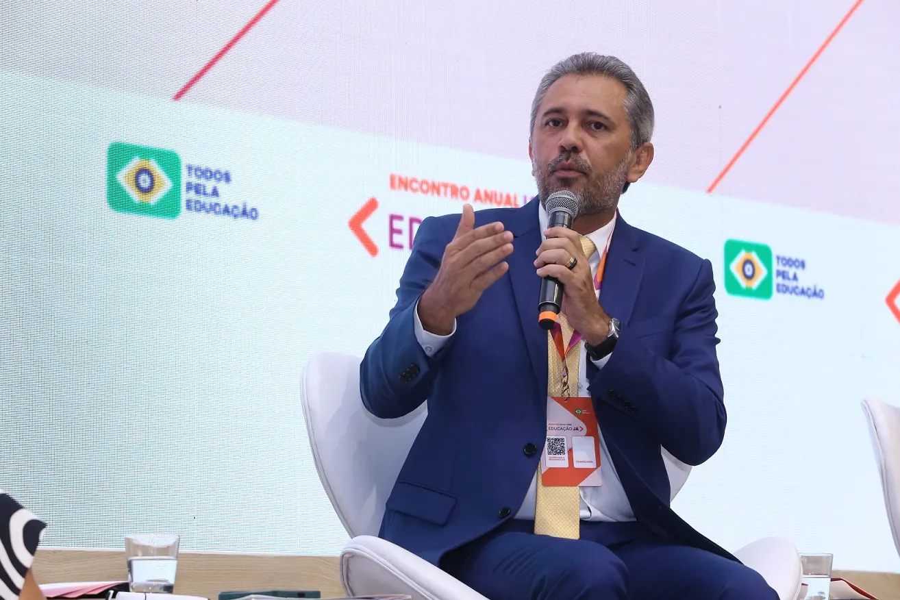 Governador Elmano de Freitas discursa em evento do Todos pela Educação