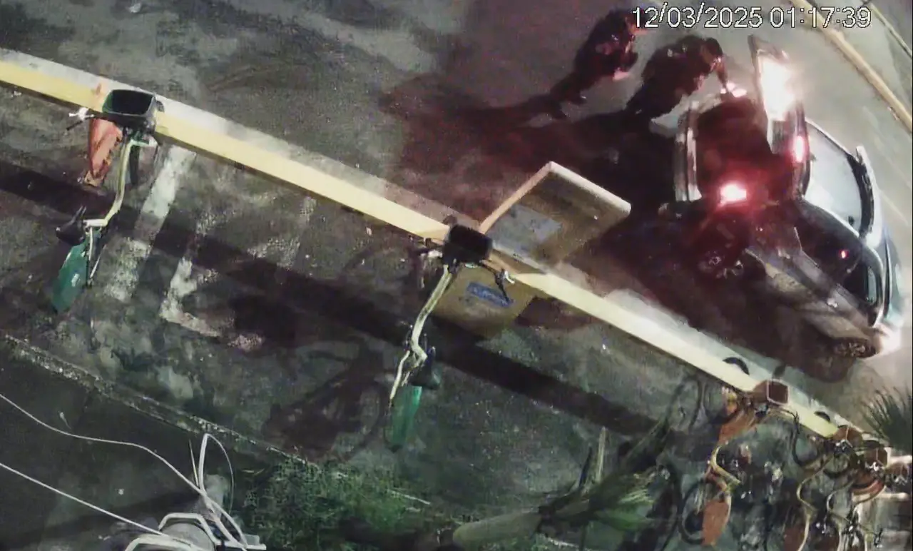 Captura de tela que mostra suspeito de furtar peças de bicicleta do Bicicletar sendo preso pela Guarda Municipal em Fortaleza