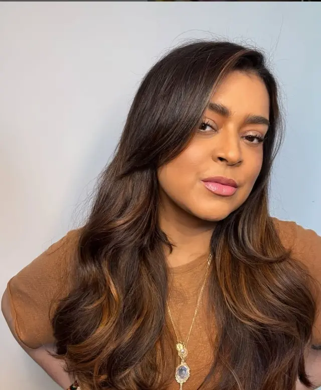 Foto da cantora Preta Gil. Ela usa maquiagem leve e veste uma blusa marrom.