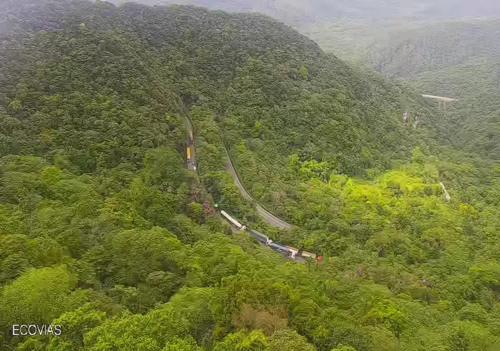 Os veículos que estavam represados na serra e acima do km 40 começarão a descer aos poucos em direção ao litoral.