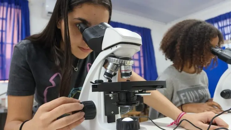 Imagem mostra estudante usando um microscópio em escola pública. Ministra da Ciência lança projeto de letramento digital e educação científica no CE; veja locais contemplados