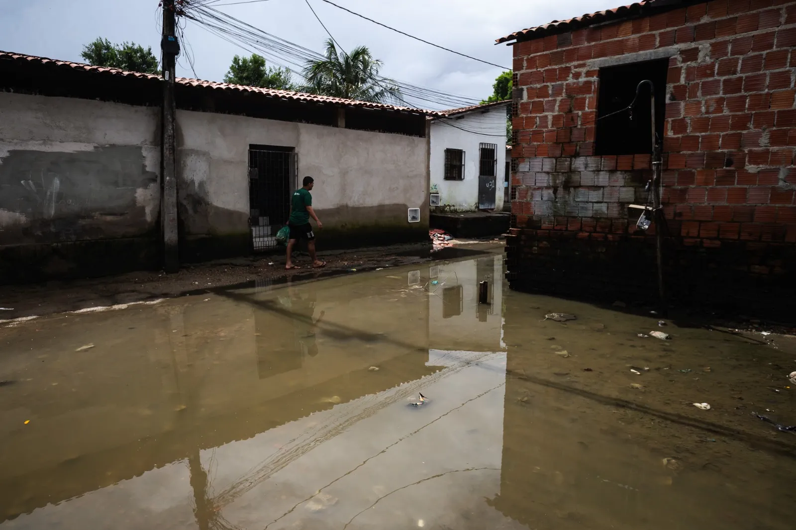 Vias alagadas e marcas d'água nos muros mostram resquícios dos impactos das fortes chuvas no Tabapuá, em Caucaia
