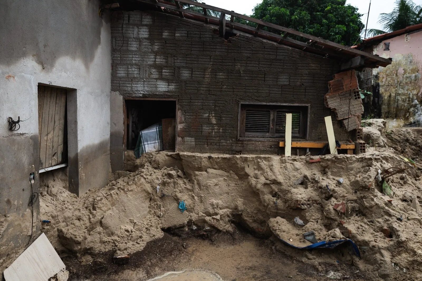 Deslizamento de terra invadiu e encobriu várias casas no bairro Icaraí, em Caucaia