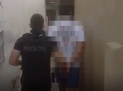Policial civil levando suspeito