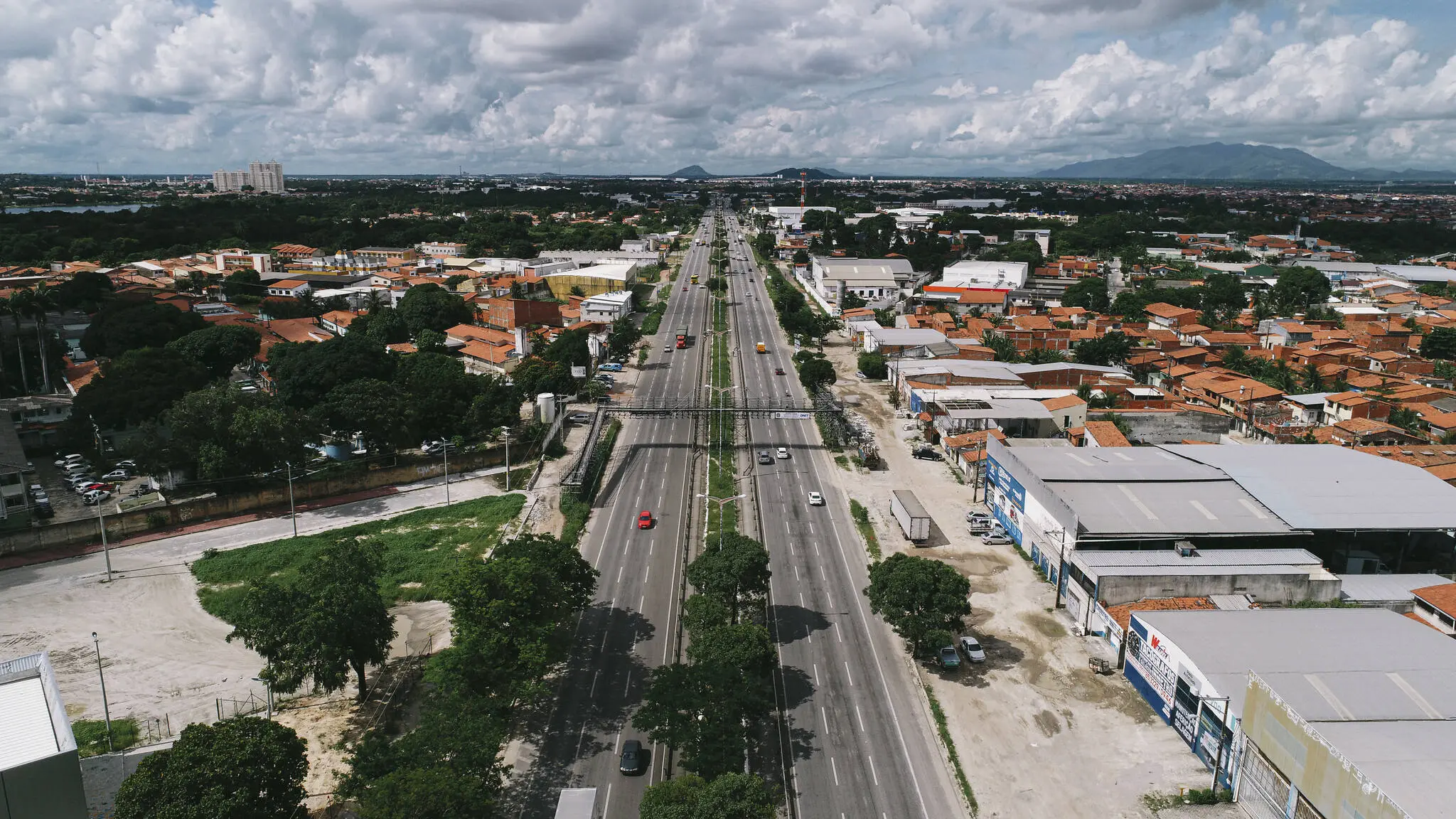Vista aérea de avenida deserta em Fortaleza