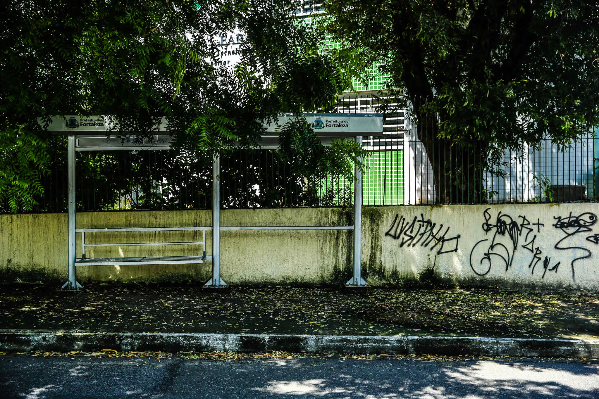 Parada de ônibus em rua deserta