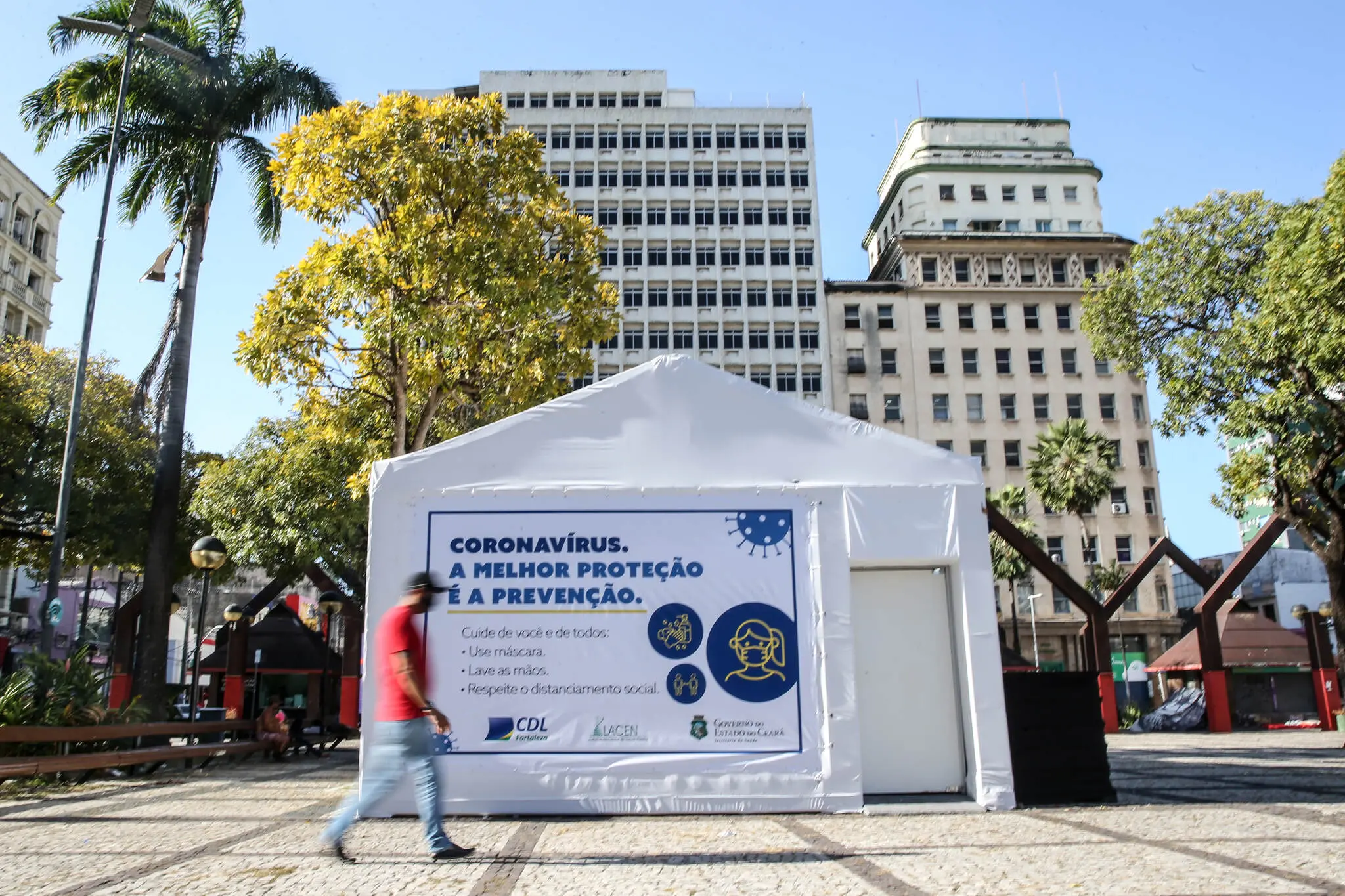 Paisagem de praça no centro de Fortaleza com centro de testagem