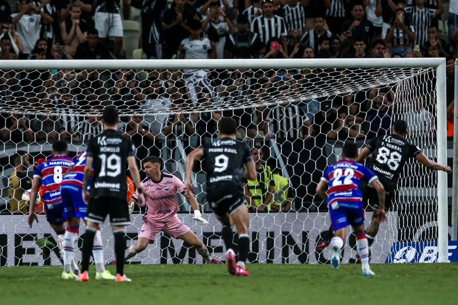 Fernando Sobral cobra pênalti e marca o gol da vitória do Ceará