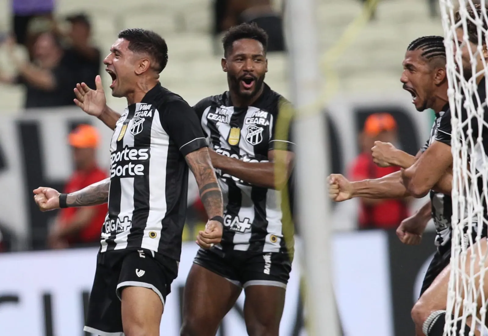 Atletas do Ceará comemoram gol