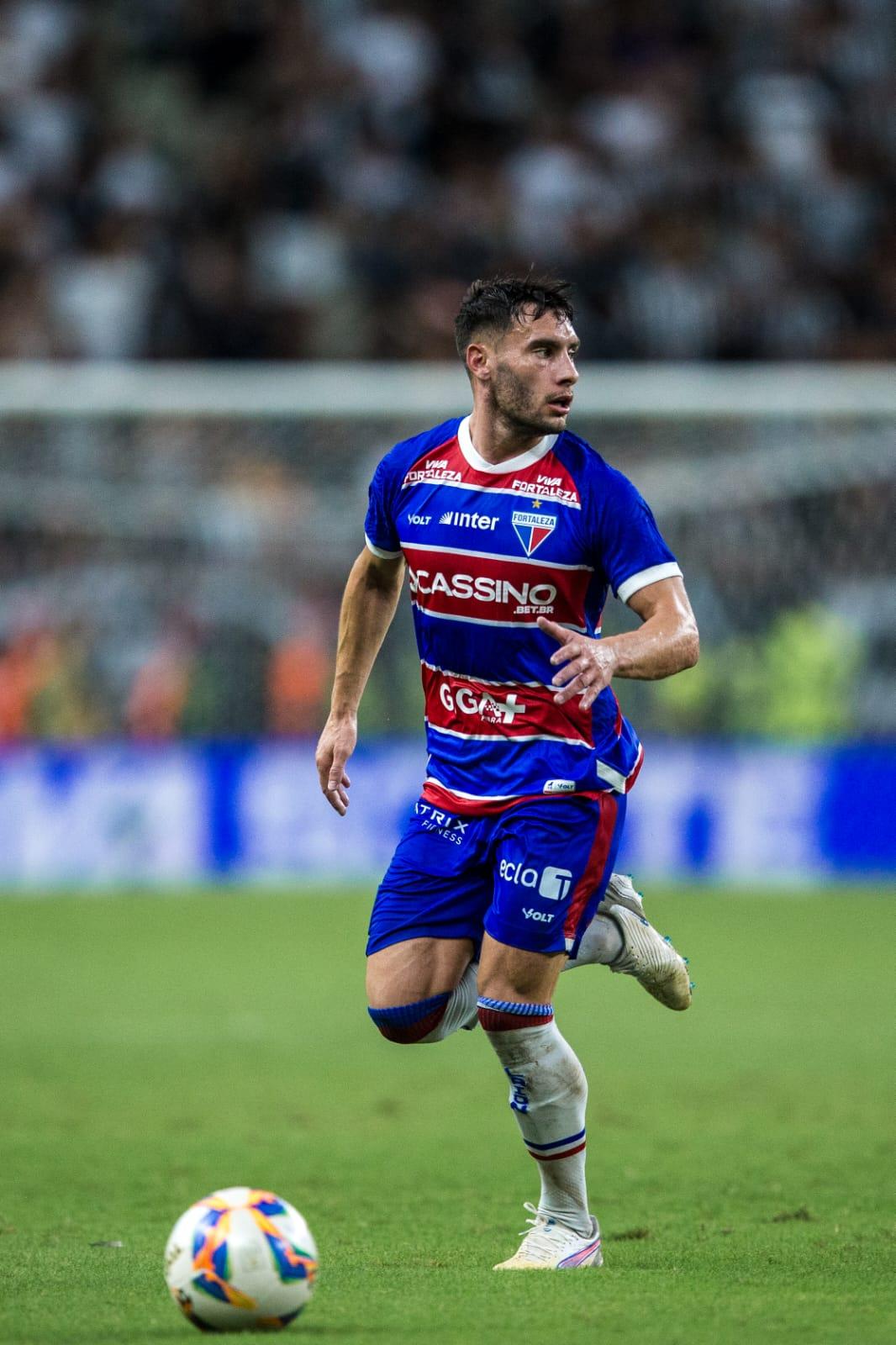 Foto de Emmanuel Martínez, volante do Fortaleza, no Clássico-Rei na ida da final do Campeonato Cearense.