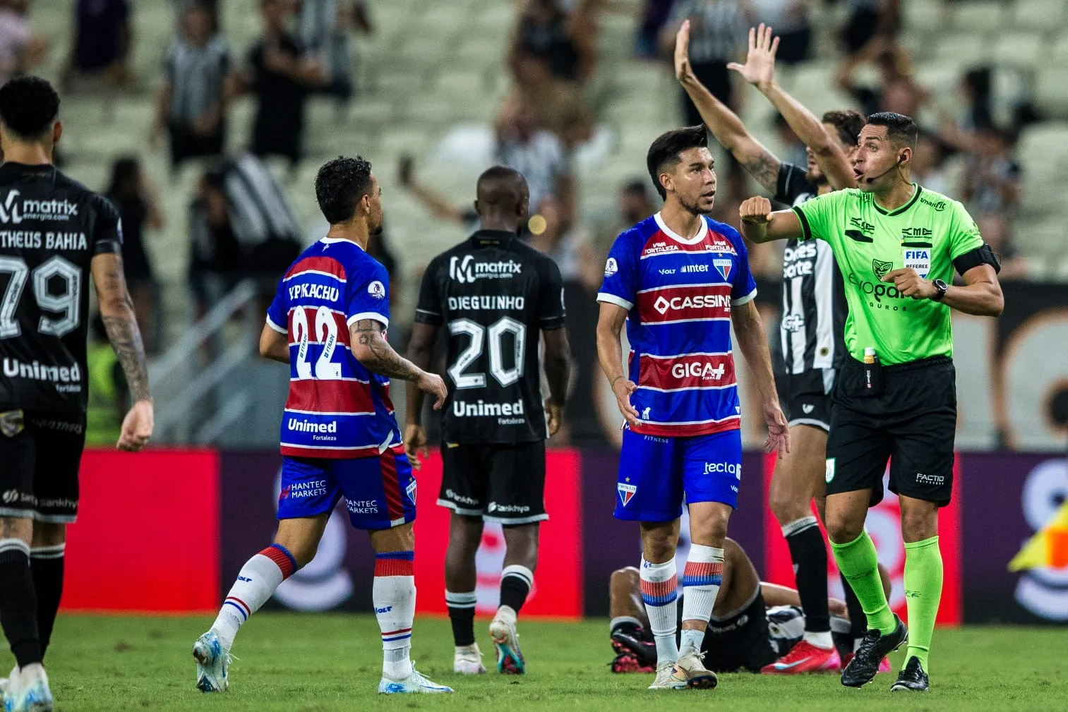 Pol Fernández, volante do Fortaleza, foi expulso na ida da final do Campeonato Cearense e é desfalque para a partida de volta.